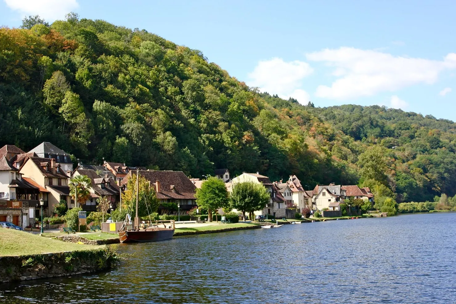 Beaulieu-sur-Dordogne au bord de la rivière, fin d'été